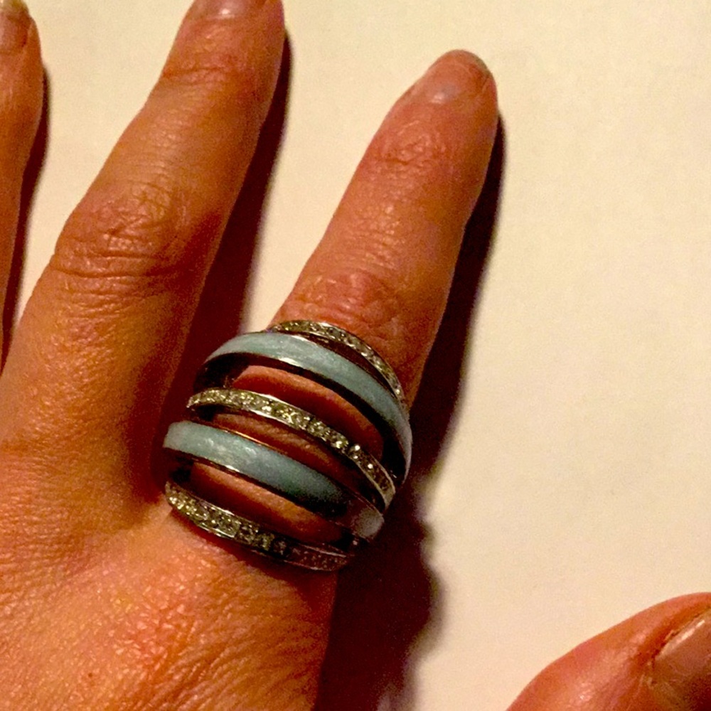 GUESS 5 band look ring
Silver /Crystal/Blue
Size 7
Chunky